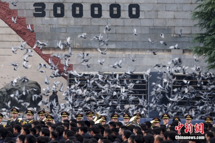 12月13日是第十個南京大屠殺死難者國家公祭日。當(dāng)天上午，南京大屠殺死難者國家公祭儀式在侵華日軍南京大屠殺遇難同胞紀(jì)念館舉行。圖為國家公祭儀式現(xiàn)場。<a target='_blank' href='/'><p  align=