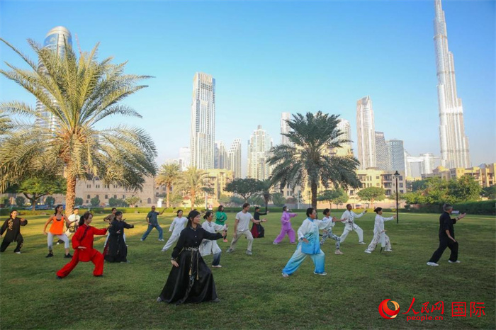 迪拜民眾在練習(xí)太極拳。人民網(wǎng) 塔里克·易卜拉欣攝