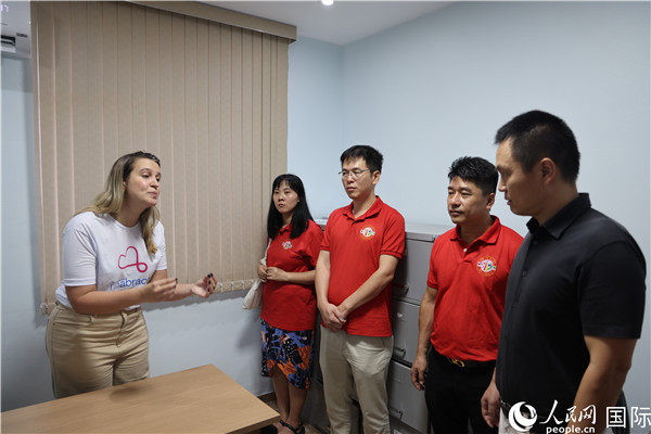 王尉育等人參觀并了解協(xié)會活動場所及設施。人民網記者 時元皓攝
