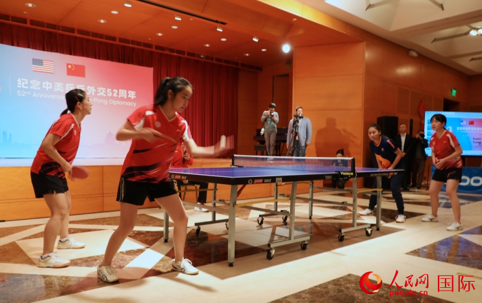 來自北京大學(xué)、美國弗吉尼亞大學(xué)的中美青年乒乓球運(yùn)動員進(jìn)行表演賽。人民網(wǎng)記者 李志偉攝
