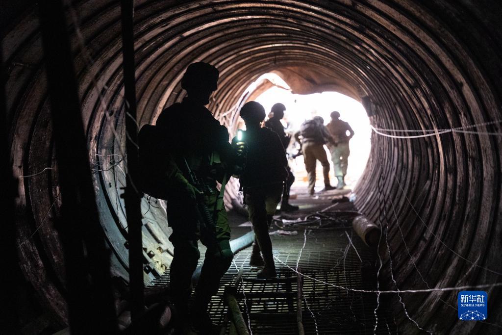 這張以色列國防軍12月17日發(fā)布的照片顯示，以軍地面部隊在加沙地帶發(fā)現(xiàn)一處大型地下隧道。新華社發(fā)