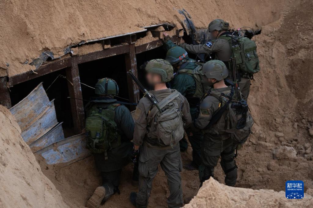這張以色列國防軍12月17日發(fā)布的照片顯示，以軍地面部隊在加沙地帶發(fā)現(xiàn)一處大型地下隧道。新華社發(fā)