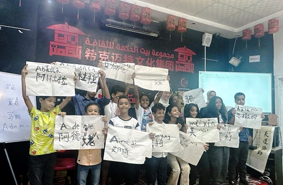 學(xué)著用中文書寫自己姓名的埃及兒童們。埃及?？诉~特文化集團(tuán)供圖