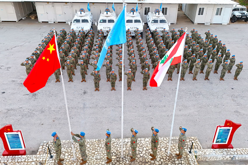 1月1日，中國(guó)第22批赴黎巴嫩維和官兵們舉行升旗儀式。胡光明攝