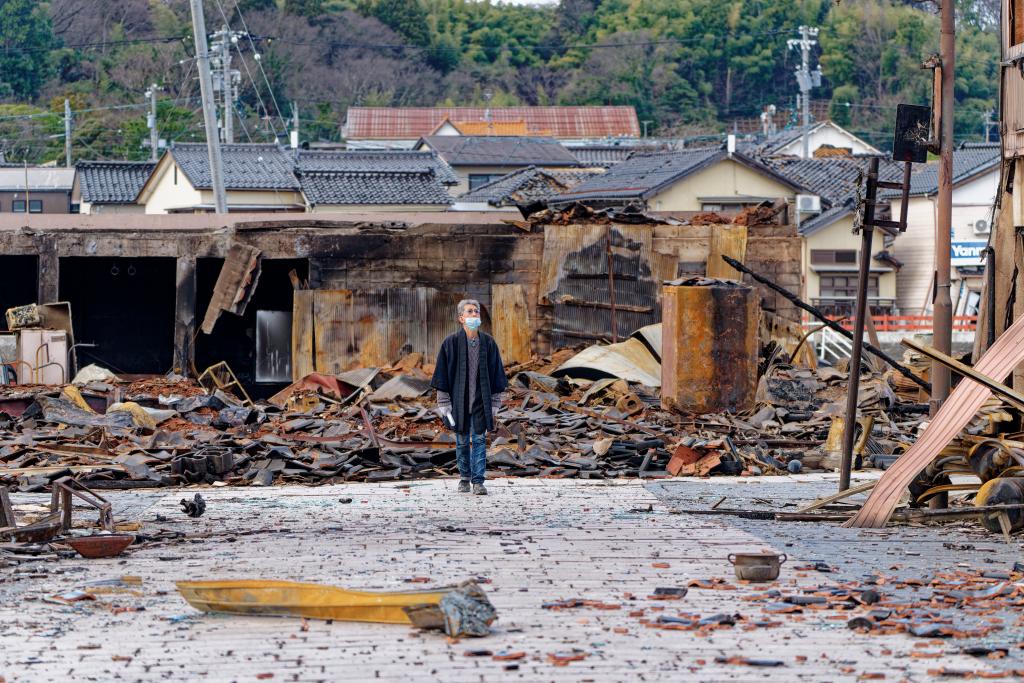 1月4日，一名市民查看日本石川縣輪島市“輪島早市”廢墟。新華社記者張笑宇攝