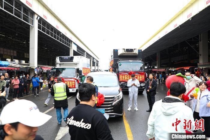 運(yùn)載蔓越莓車(chē)隊(duì)前，不少民眾正在圍觀打卡。 王偉臣 攝