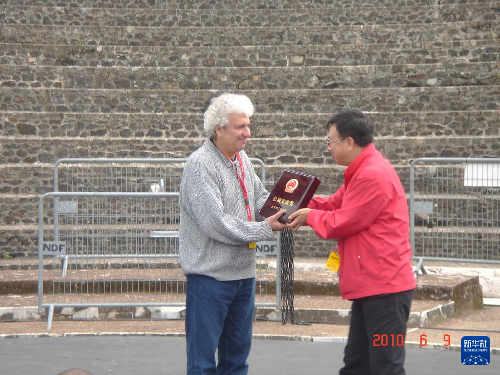 這是2010年帕特里克·索米耶（圖左）獲頒北京市人民政府授予的“長(zhǎng)城友誼獎(jiǎng)”時(shí)的資料照片。新華社發(fā)（受訪對(duì)象供圖）