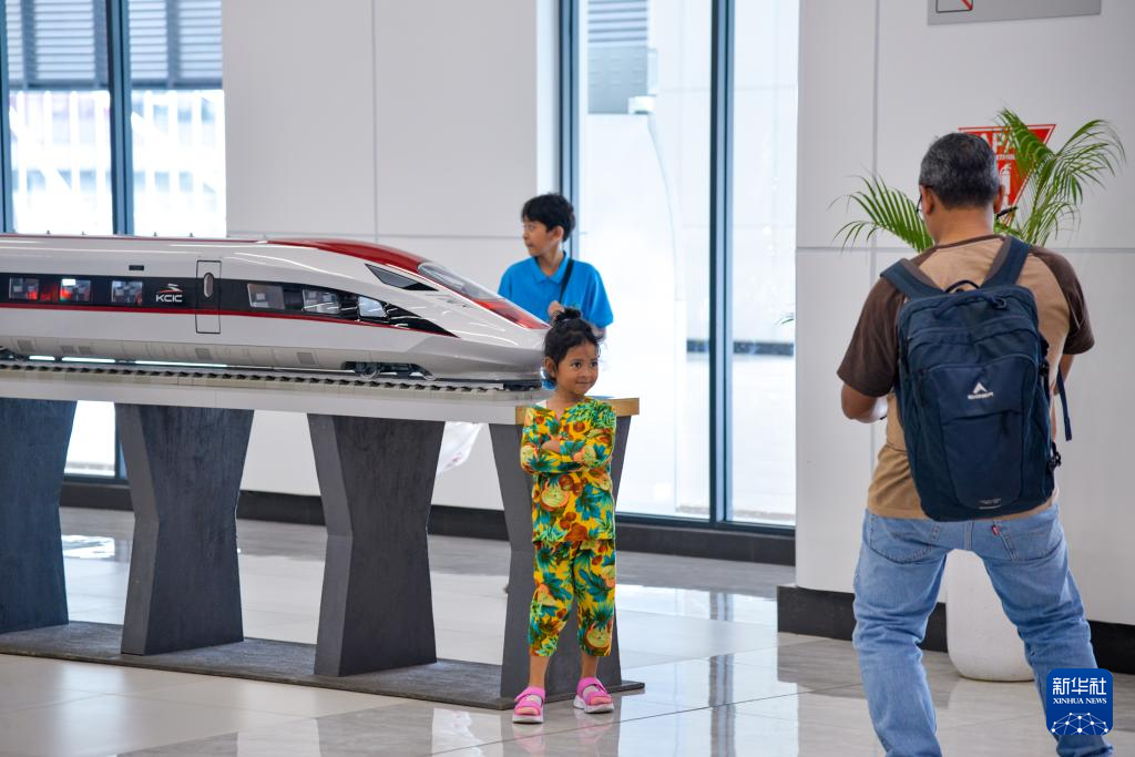 1月24日，在印度尼西亞雅加達(dá)哈利姆站候車大廳，一名小朋友和雅萬(wàn)高鐵高速動(dòng)車組模型合影。新華社記者 徐欽 攝