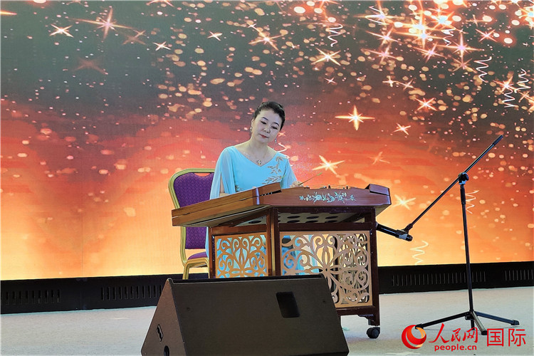 揚(yáng)琴演奏家劉艮演奏《夢(mèng)中的婚禮》。人民網(wǎng)記者 于宏建攝