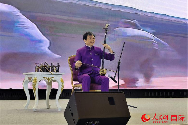 二胡演奏家、國(guó)家一級(jí)演員王之輝演奏《新春樂(lè)》。人民網(wǎng)記者 于宏建攝