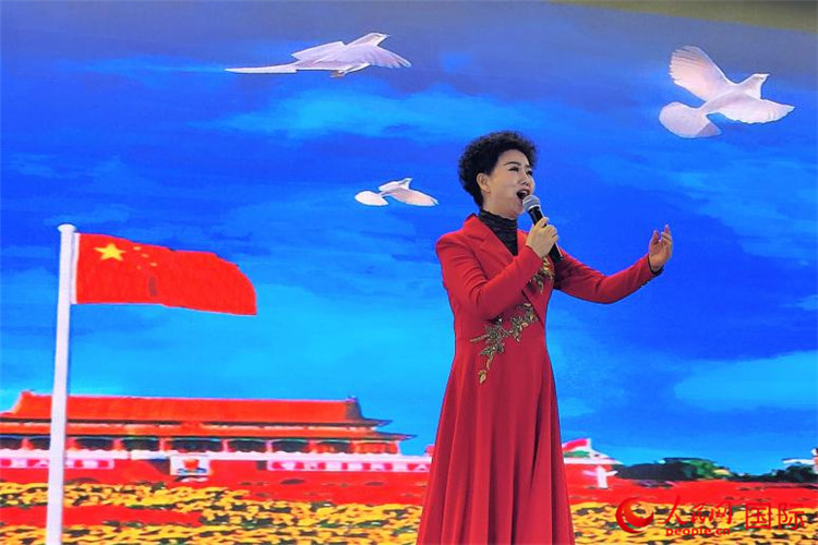 女高音歌唱家、國(guó)家一級(jí)演員江如虹演唱《我愛(ài)你中國(guó)》。人民網(wǎng)記者 于宏建攝