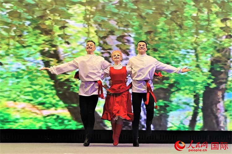 來(lái)自莫斯科州藝術(shù)學(xué)院舞蹈團(tuán)的演員表演舞蹈《三套車(chē)》。人民網(wǎng)記者 于宏建攝