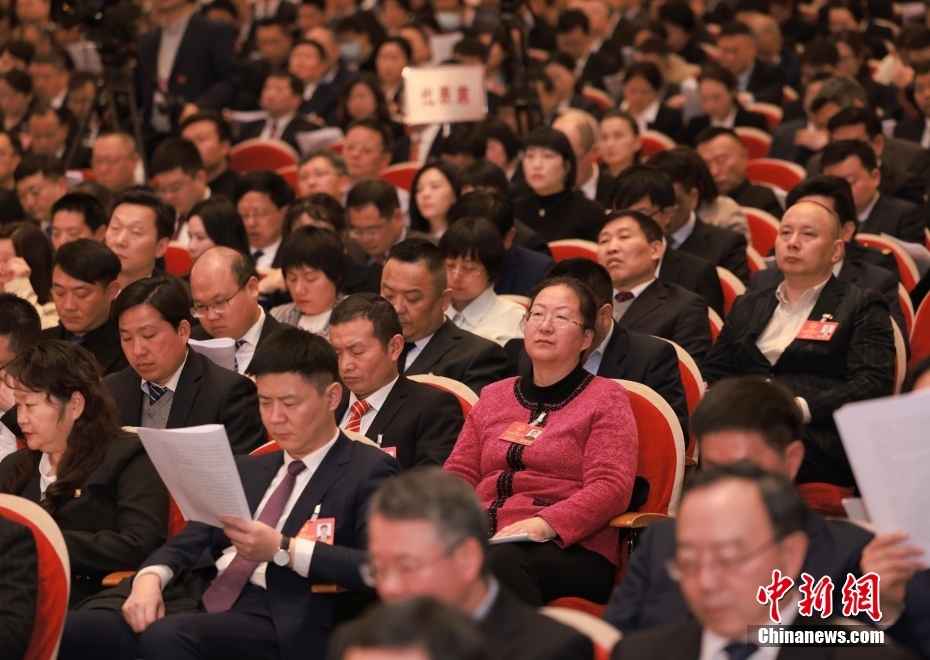 1月23日，安徽省第十四屆人民代表大會(huì)第二次會(huì)議在合肥開幕。圖為代表委員認(rèn)真聽取政府工作報(bào)告。