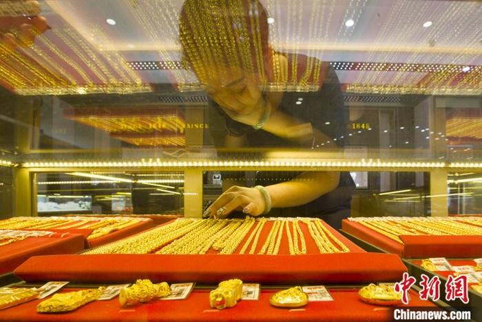 山西省太原市，一商場(chǎng)工作人員整理黃金飾品。