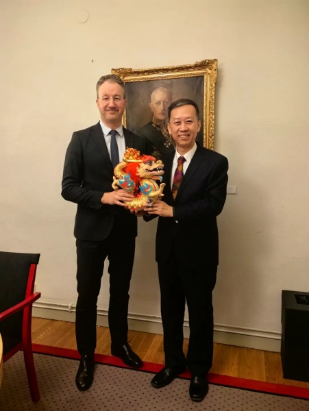 中國駐瑞典大使崔愛民（右）會見瑞典外交部外貿(mào)總司長嚴波（左）。中國駐瑞典大使館供圖