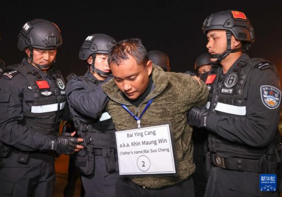 1月30日，在緬甸內(nèi)比都國際機場，緬甸警方依法向我公安機關移交緬北重大犯罪嫌疑人白應蒼。新華社記者 殷剛 攝