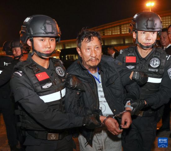 1月30日，在緬甸內(nèi)比都國際機場，緬甸警方依法向我公安機關移交緬北重大犯罪嫌疑人魏懷仁。新華社記者 殷剛 攝