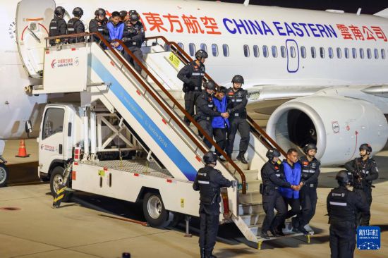 1月30日，在云南昆明長水機場，白所成、白應蒼、魏懷仁、劉正祥、劉正茂、徐老發(fā)等10名緬北重大犯罪嫌疑人被我公安機關成功押解回國。新華社記者 殷剛 攝