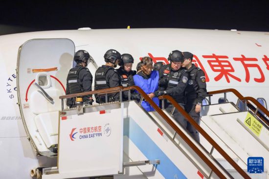 1月30日，在云南昆明長水機場，緬北重大犯罪嫌疑人白所成被我公安機關成功押解回國。新華社記者 殷剛 攝