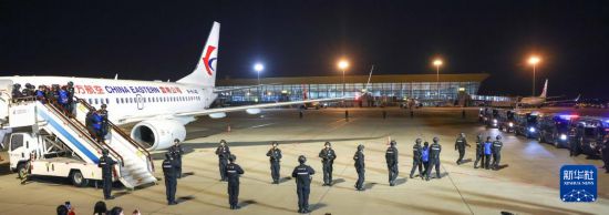 1月30日，在云南昆明長水機場，白所成、白應蒼、魏懷仁、劉正祥、劉正茂、徐老發(fā)等10名緬北重大犯罪嫌疑人被我公安機關成功押解回國。新華社記者 殷剛 攝
