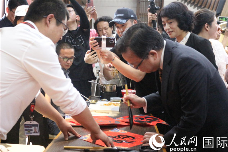 中國(guó)駐菲律賓大使黃溪連出席活動(dòng)并與留菲學(xué)子共迎新春。人民網(wǎng)記者樊帆 攝