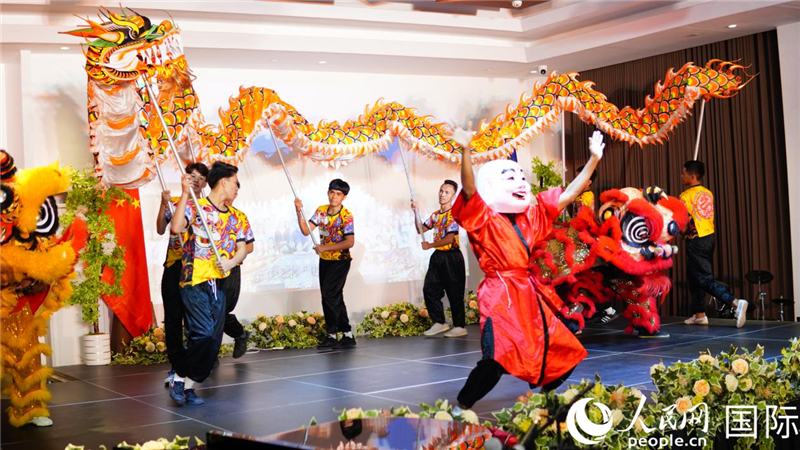 在菲留學(xué)生通過(guò)舞龍舞獅表演呈現(xiàn)中華優(yōu)秀傳統(tǒng)文化魅力。人民網(wǎng)記者樊帆 攝