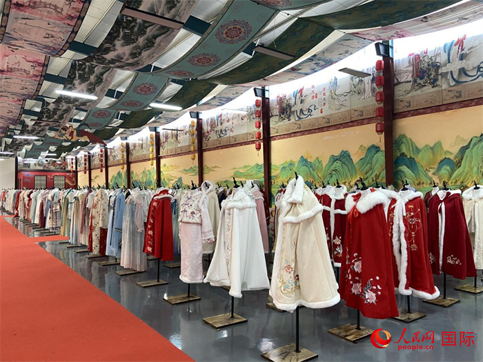 1月24日，在山東省菏澤市曹縣大集鎮(zhèn)穿越大唐漢服云倉直播基地展廳里擺放的漢服。 人民網(wǎng) 周琳佳攝