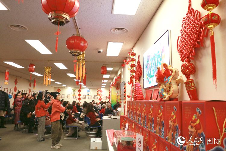 現(xiàn)場洋溢著濃郁的新春氛圍。人民網(wǎng) 許可攝