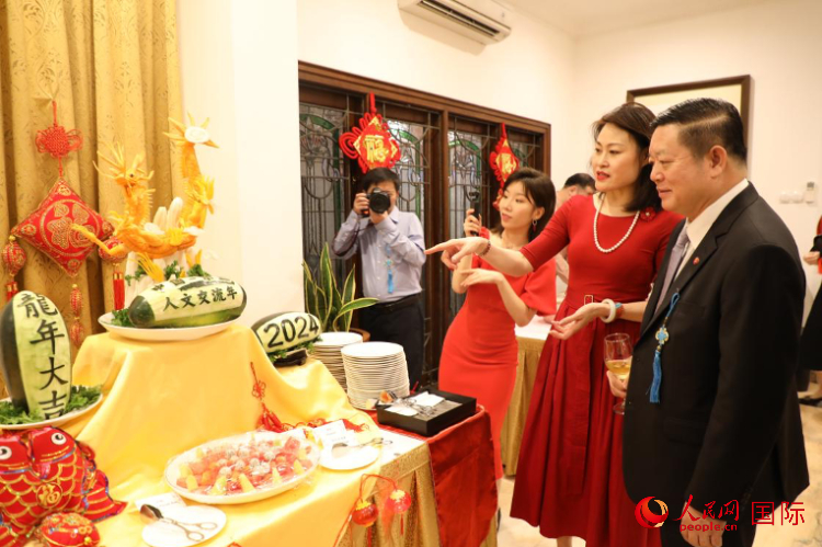 中國(guó)駐東盟大使侯艷琪（右二）同東盟秘書長(zhǎng)高金洪（右一）欣賞食雕。人民網(wǎng)記者 曹師韻攝