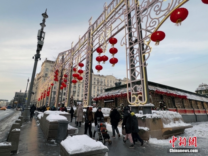 當(dāng)?shù)貢r(shí)間2月9日，中國(guó)農(nóng)歷新年慶祝活動(dòng)啟動(dòng)儀式在莫斯科市中心的卡梅爾格爾斯基巷舉行。圖為特維爾大街裝飾的中國(guó)大紅燈籠。<a target='_blank' href='/'><p  align=
