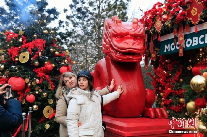 當(dāng)?shù)貢r(shí)間2月9日，中國(guó)農(nóng)歷新年慶?；顒?dòng)啟動(dòng)儀式在莫斯科市中心的卡梅爾格爾斯基巷舉行。中國(guó)駐俄大使張漢暉，俄羅斯外交部發(fā)言人扎哈羅娃，以及俄羅斯文化部和莫斯科市政府官員出席。慶?；顒?dòng)將持續(xù)至18日。圖為當(dāng)?shù)孛癖娫谔鼐S爾廣場(chǎng)與龍雕塑合影。