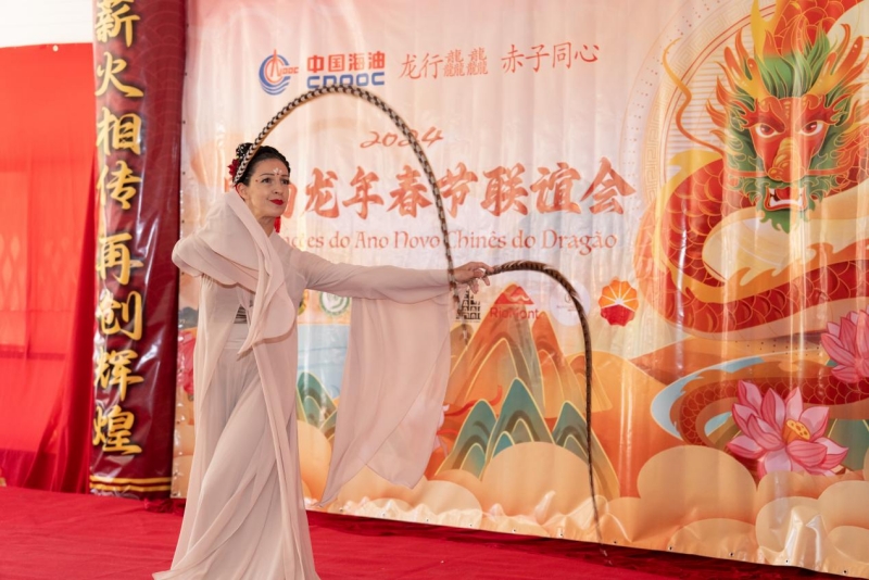 巴西藝術(shù)家表演中國(guó)舞。里約天主教大學(xué)孔子學(xué)院供圖
