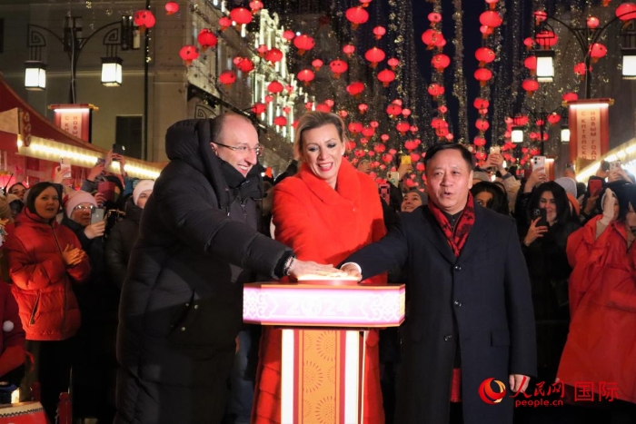張漢暉、扎哈羅娃、科茲洛夫（從右至左）共同按下活動啟動按鈕。于子恒攝