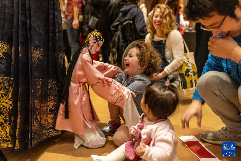 2月11日，孩子們在美國費城藝術博物館舉行的龍年迎新春活動上體驗木偶戲。新華社發(fā)（周煥新攝）