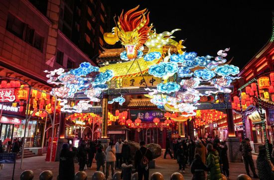 2月11日，游客在沈陽中街游覽。春節(jié)期間，各地燈火璀璨、火樹銀花，呈現(xiàn)出一幕幕流光溢彩的視覺盛宴。（新華社記者潘昱龍攝）