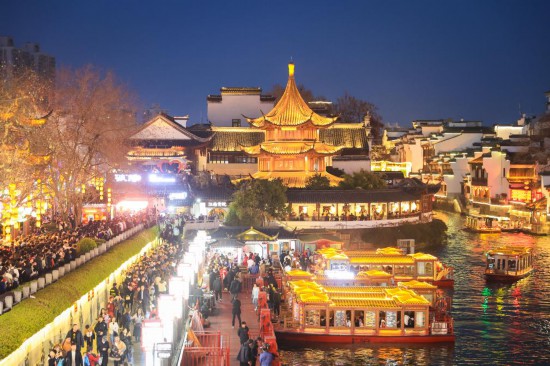 2月14日，游客在南京夫子廟景區(qū)賞燈游玩。（新華社發(fā)，蘇陽攝）