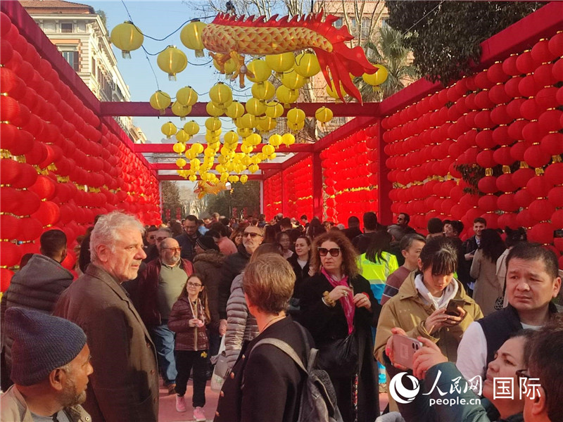 游園會(huì)入口處張燈結(jié)彩，人流如織。人民網(wǎng)記者鄭彬攝