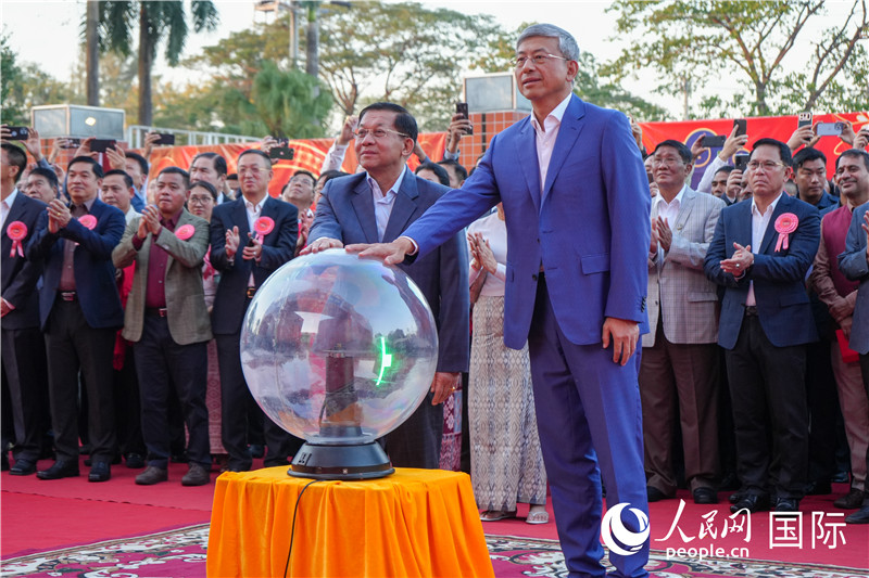 敏昂萊主席和陳海大使在中方援建和改造升級的仰光杜溫納國家體育館前共同按亮水晶球，啟動“錦繡唐人街”新春慶典-人民網記者謝佳君攝