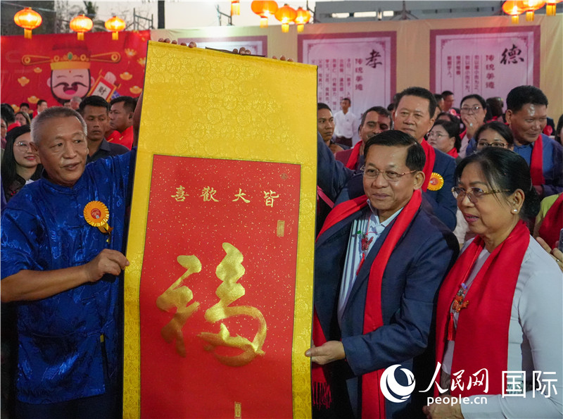 敏昂萊主席夫婦在“錦繡唐人街”新春慶典活動現場體驗中國傳統(tǒng)書法藝術-人民網記者謝佳君攝