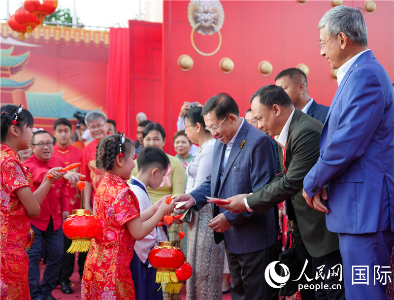 在活動現場，敏昂萊主席夫婦根據當地傳統(tǒng)向兒童送祝福1-人民網記者謝佳君攝