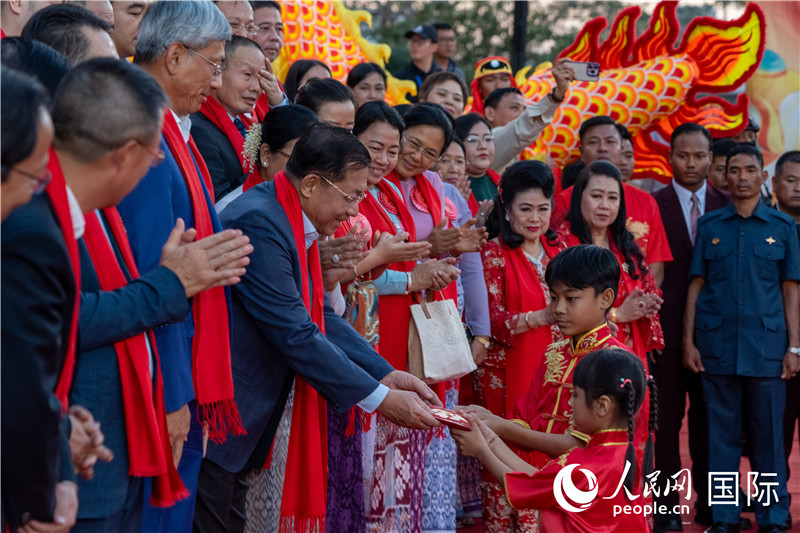 在活動現場，敏昂萊主席根據當地傳統(tǒng)向兒童送祝福2-人民網記者謝佳君攝