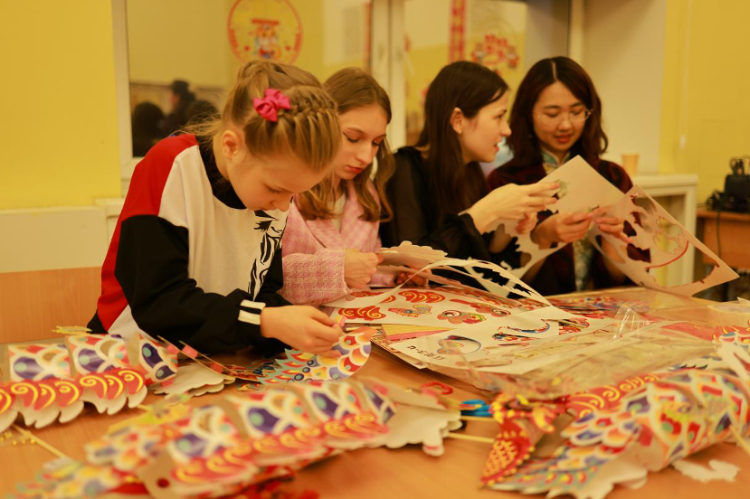 俄羅斯小朋友體驗(yàn)中國(guó)傳統(tǒng)手工藝。俄羅斯國(guó)立人文大學(xué)孔子學(xué)院供圖
