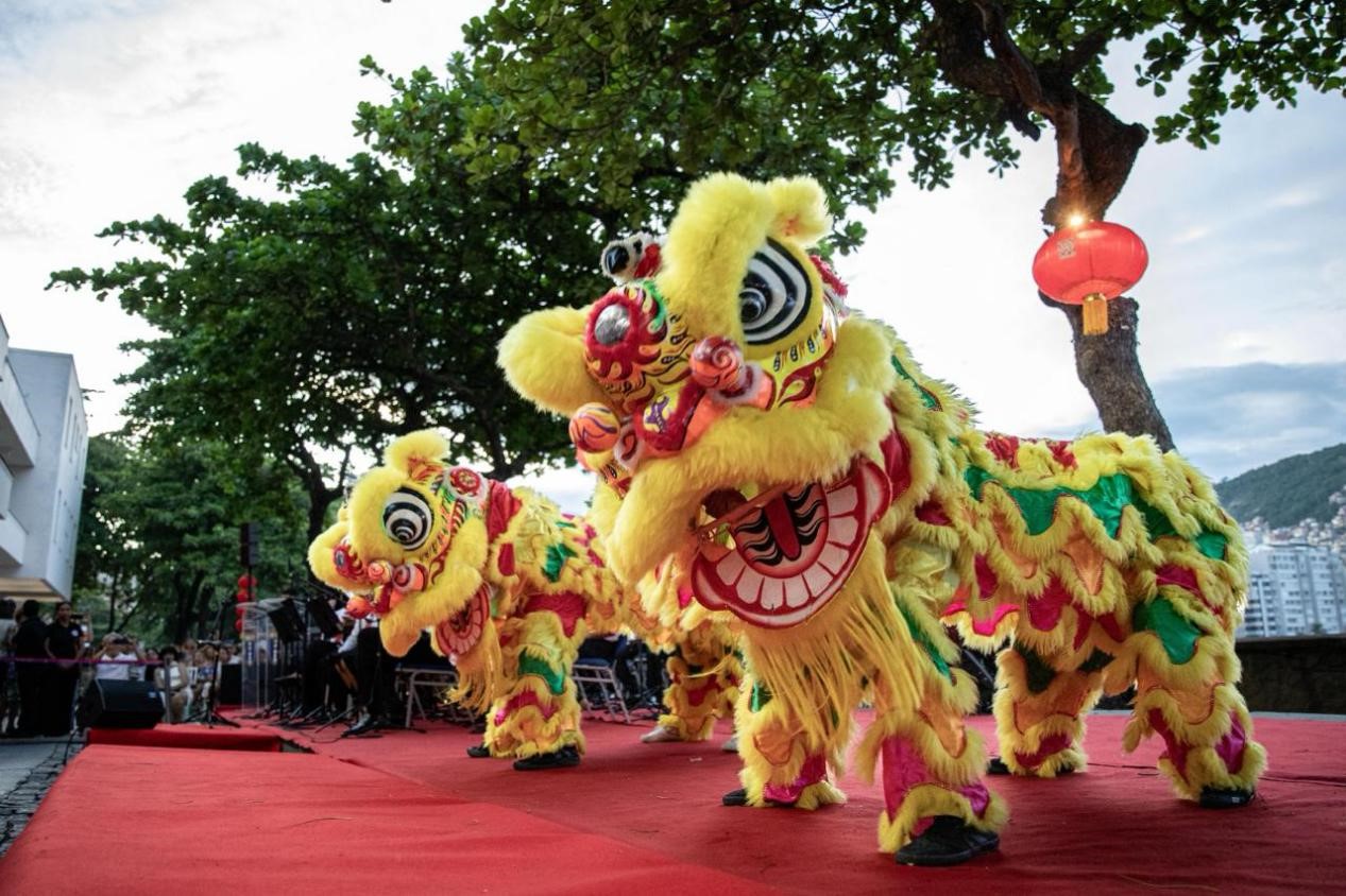 當(dāng)?shù)貢r(shí)間2月24日晚，2024年元宵節(jié)慶?；顒?dòng)在巴西里約熱內(nèi)盧市科帕卡巴納要塞舉辦。巴西山河文化促進(jìn)中心供圖