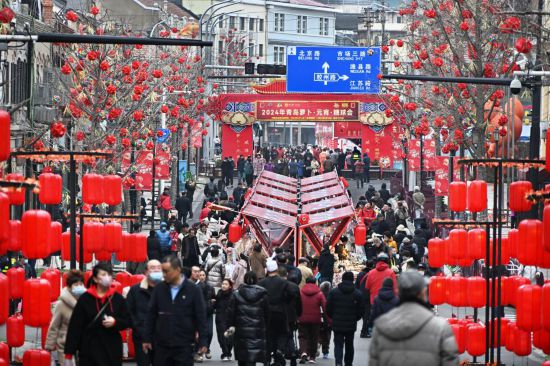 2024年2月18日，游客在2024年青島蘿卜·元宵·糖球會上消費、游玩。新華社記者李紫恒攝