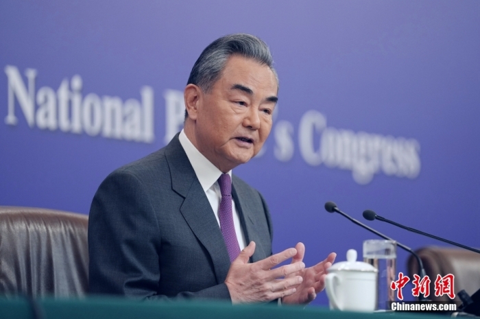 3月7日，十四屆全國人大二次會議在北京舉行記者會，中共中央政治局委員、外交部長王毅就中國外交政策和對外關(guān)系相關(guān)問題回答中外記者提問。<a target='_blank' href='/'><p  align=