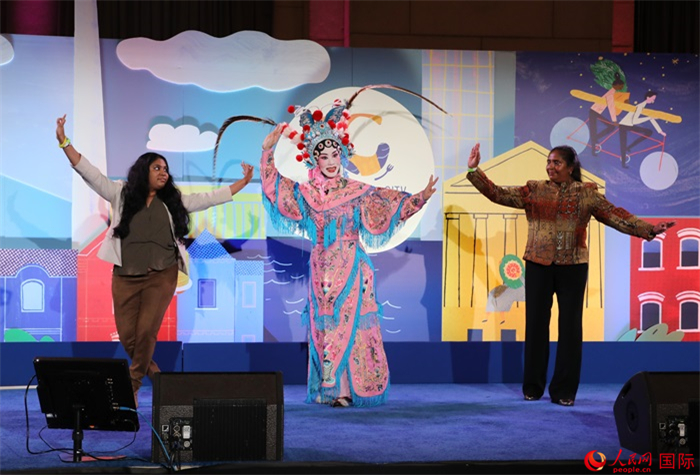 當?shù)厝A人京劇社團的青年演員現(xiàn)場表演京劇選段，并與現(xiàn)場觀眾近距離互動。人民網(wǎng)記者 李志偉攝