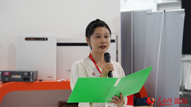 中建材海外經(jīng)濟合作有限公司總經(jīng)理姜婓致辭。人民網(wǎng) 劉暢攝