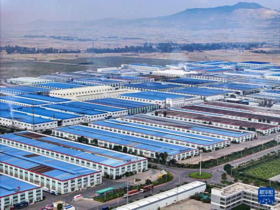 這是2023年11月3日在埃塞俄比亞杜凱姆市拍攝的東方工業(yè)園（無人機照片）。 新華社發(fā)（東方工業(yè)園供圖）