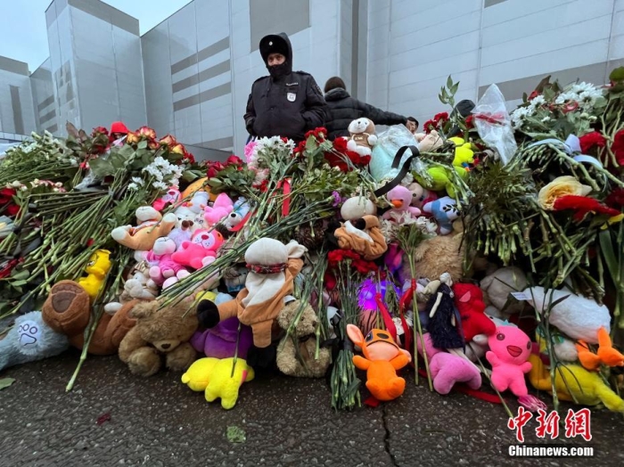 當(dāng)?shù)貢r間3月24日，俄羅斯全國哀悼日，悼念22日發(fā)生在莫斯科州克拉斯諾戈爾斯克市“克羅庫斯城”音樂廳恐怖襲擊事件中的遇難者。此次恐襲已導(dǎo)致137人遇難，150多人受傷。圖為民眾在恐襲事件現(xiàn)場附近敬獻(xiàn)的鮮花和毛絨玩具。<a target='_blank' href='/'><p  align=