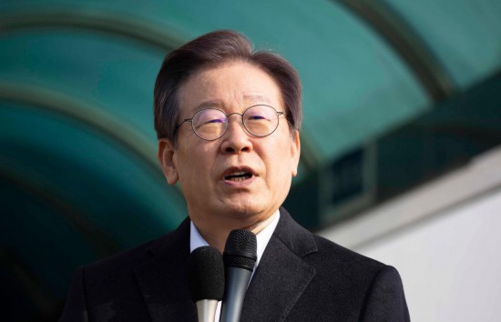 1月10日，韓國最大在野黨黨首李在明從首爾大學醫(yī)院出院時發(fā)表講話。新華社發(fā)（全休相攝）